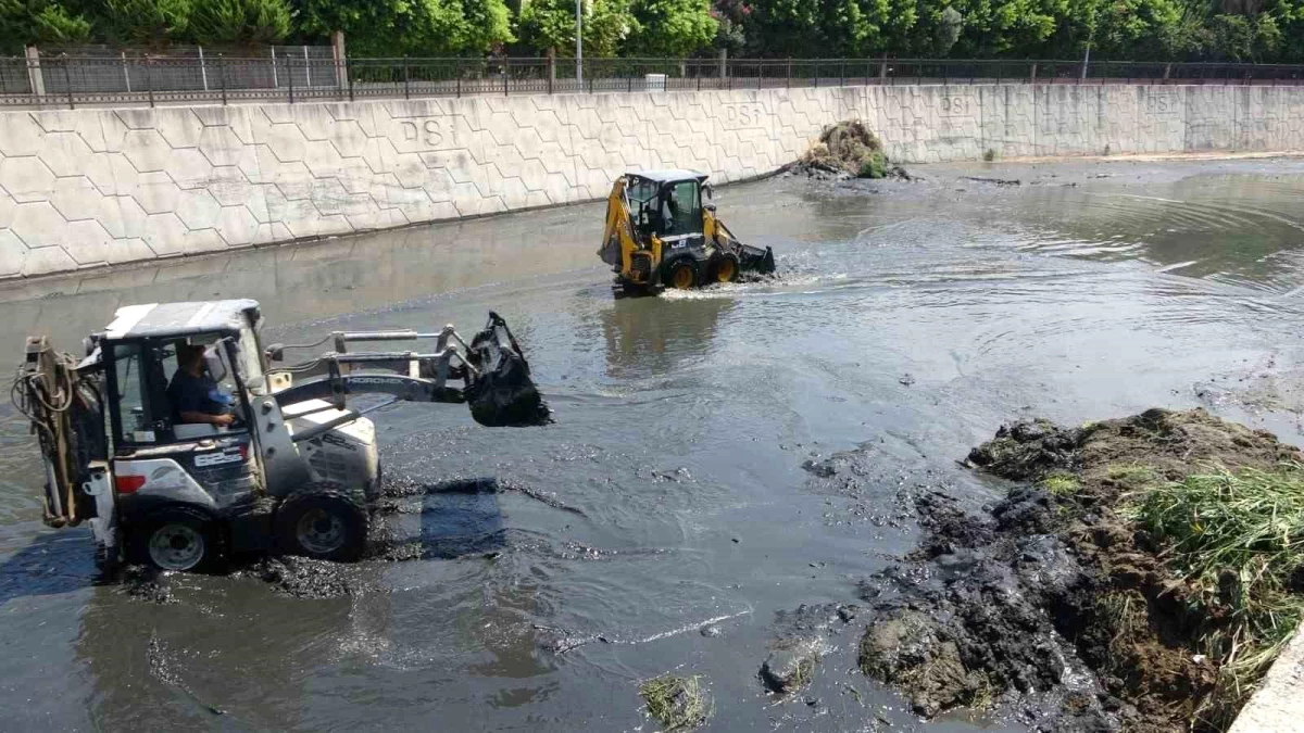 Hatay Büyükşehir Belediyesi, İskenderun’da Feyezan Kanalı’nda temizlik çalışmalarına devam ediyor
